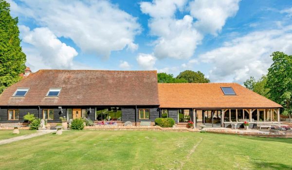 Beautiful countryside home featuring a spacious garden and outdoor living space.